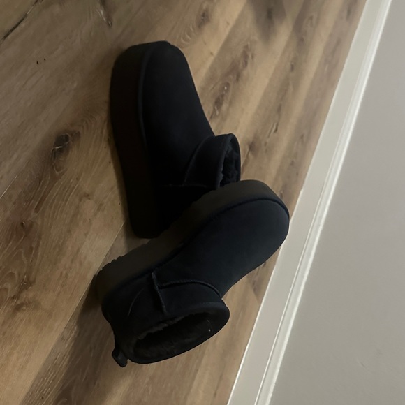 UGG Navy Boots - Picture 1 of 3